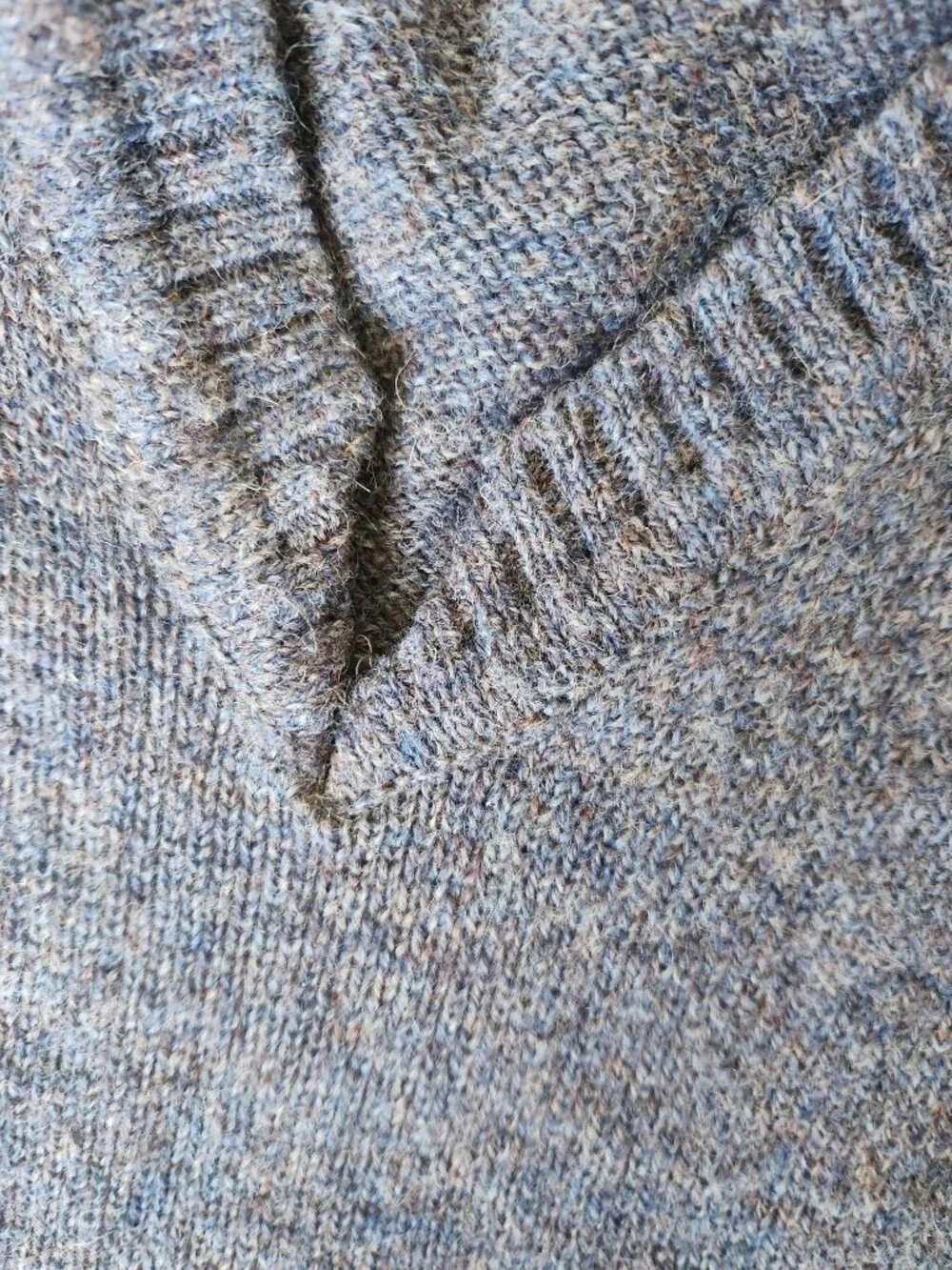 Vtg. Shetland Pure Wool Men's Sz. 46 Blue Multi Wool V Neck Sweater
